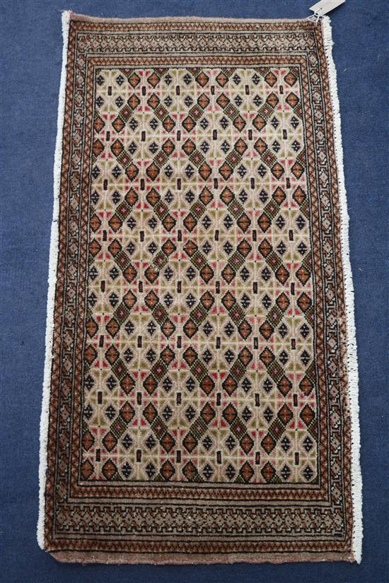 A small beige ground mat, 105 x 52cm